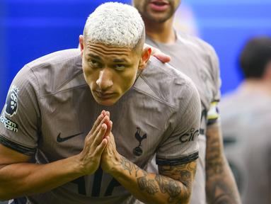 Pemain Tottenham Hotspur, Richarlison menolak untuk melakukan selebrasi setelah mencetak gol pertama timnya ke gawang Everton pada laga lanjutan Liga Inggris 2023/2024 Goodison Park stadium, Liverpool, Inggris, Minggu (04/02/2024) dini hari WIB. (AP Photo/Jon Super)