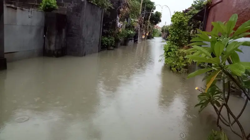Banjir di Jalan Peguyangan Denpasar
