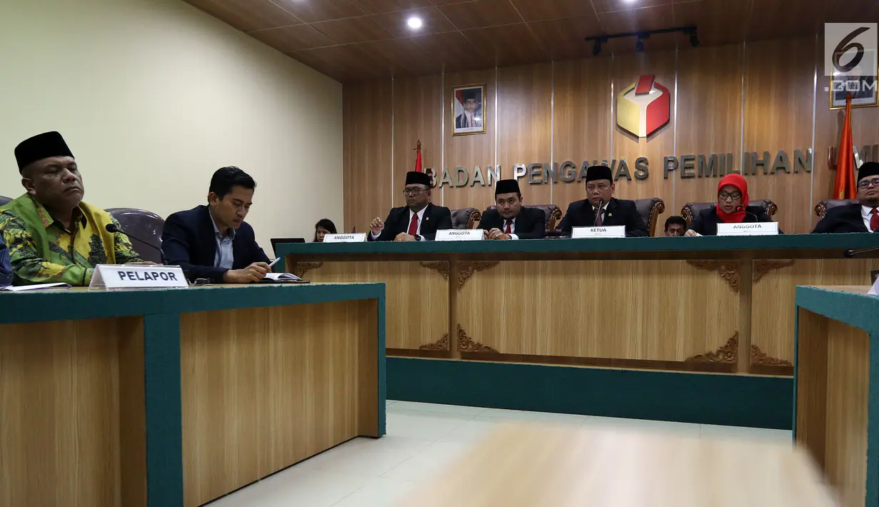 Suasana sidang Putusan Gugatan Oesman Sapta Odang terhadap KPU di Kantor Bawaslu, Jakarta, Rabu (9/1). Bawaslu memutuskan OSO harus mundur sebagai pengurus Partai Hanura jika kembali lolos sebagai anggota DPD periode 2019-2024. (Liputan6.com/Johan Tallo)
