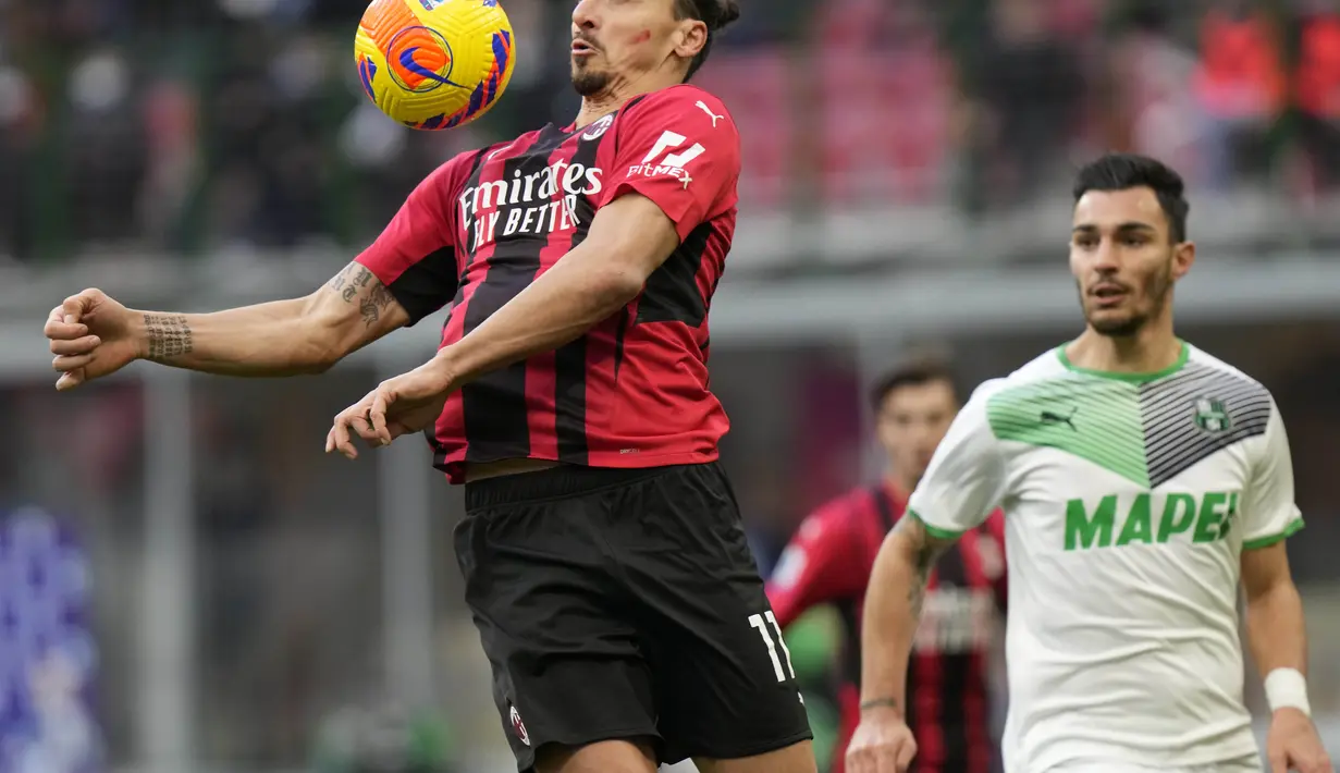 Penyerang AC Milan, Zlatan Ibrahimovic mengontrol bola saat bertanding melawan Sassuolo pada pertandingan lanjutan Liga Serie A Italia di stadion San Siro, Minggu (28/11/2021). Sementara Sassuolo berada di posisi ke-12 dengan nilai 18. (AP Photo/Luca Bruno)