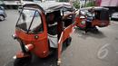 Pengemudi bajaj menawarkan jasa kepada calon penumpang di kawasan Stasiun Gondangdia, Jakarta, Selasa (25/2/2015). Para pemilik bajaj orange yang bermesin 2 tak mengaku siap untuk menjadi bajaj biru berbahan bakar gas (Liputan6.com/Faizal Fanani)