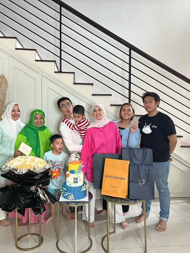 Beri Kejutan, Ini 7 Momen Seru Ulang Tahun Irfan Ratinggang Suami Tya Ariestya