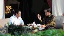 Perbincangan akrab Presiden Filipina Rodrigo Duterte  (kiri) dengan Presiden Joko Widodo di Istana Negara, Jakarta, Jumat (9/9). Ini kunjungan kenegaraan pertama Duterte pasca menjabat sebagai Presiden. (Liputan6.com/ Faizal Fanani)