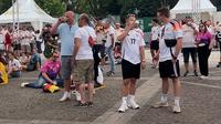 Ribuan suporter mulai memadati area&nbsp;Westfallenstadion dan&nbsp;fanzone Friedentsplatz yang berada di tengah kota Dortmund jelang pertandingan 16 besar Piala Eropa 2024 antara Jerman versus Denmark, Sabtu (29/6/2024). (Bola.com/Benediktus Gerendo Pradigdo)