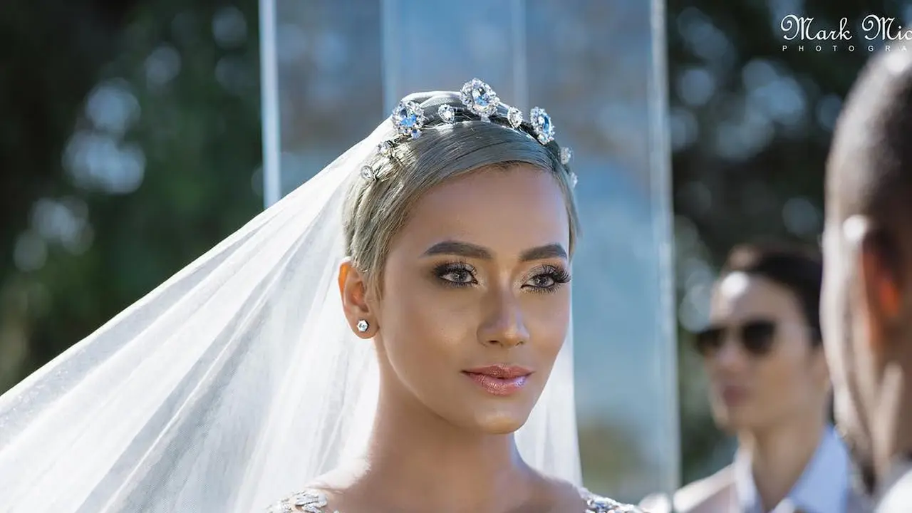 [Bintang] Resmi Menikah, Kimmy Jayanti Tunjukkan Gaun Pengantin yang Tak Kalah Mewah dari Meghan Markle