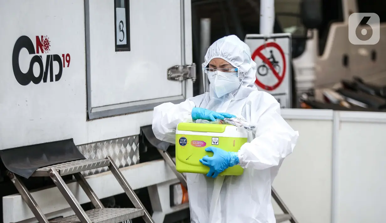 Petugas kesehatan membawa obat-obatan saat swab test dan tes diagnostik cepat (rapid test) COVID-19 secara massal di Gedung KPU, Jakarta, Selasa (4/8/2020). Tes diagnositk cepat dan swab test diselenggarakan BIN bekerja sama dengan Kemenkes. (merdeka.com/Faizal Fanani)