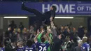 Pelatih Chelsea, Antonio Conte dan para pemainnya merayakan pesta juara Premier League usai menaklukkan Watford di Stadion Stamford Bridge, London, Senin (15/5/2017). Chelsea menang 4-3 atas Watford. (AP/Matt Dunham)