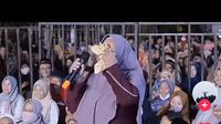 Jemaah Gus Iqdam, mengusap air matan karena terharu bertemu Gus Iqdam (TikTok)