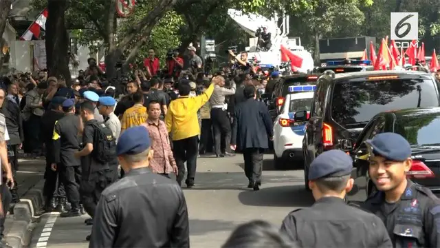 Rombongaan Capres dan Cawapres Jokowi dan KH Ma'ruf Amin tiba di gedung KPU, banyaknya rombongan pengantar membuat petugas keamanan melarang sebagian rombongan masuk ke gedung KPU