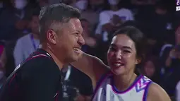 Gading Marten dan Gisella Anastasia alias Gisel tampil di sesi bola basket event Media Clash pada Oktober 2022. (Foto: YouTube/Kuy Entertainment)