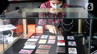 Petugas menata emas batangan di Galeri 24 Pegadaian Kota Tangerang, Banten, Kamis (11/6/2020). Harga emas PT Aneka Tambang Tbk (Antam) pada hari ini naik Rp 12.000 menjadi Rp 893 ribu per gram dibanding sebelumnya. (Liputan6.com/Angga Yuniar)