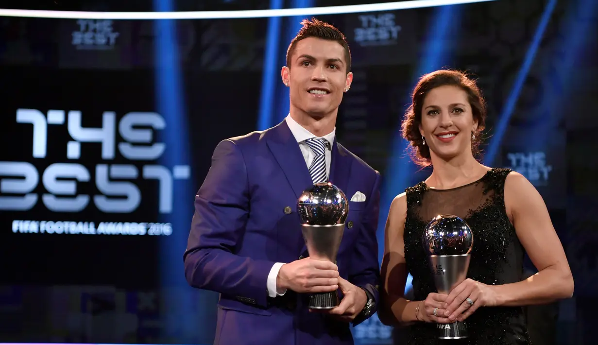 Bintang Real Madrid, Cristiano Ronaldo dan Pesepakbola wanita asal AS, Carli Lloyd berpose bersama usai keduanya menerima penghargaan Pemain Terbaik Dunia FIFA 2016 pada acara Best FIFA Football Awards di Zurich, Senin (9/1). (FABRICE COFFRINI/AFP)