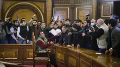 Demonstran berdebat saat mereka masuk ke Gedung Parlemen memprotes kesepakatan untuk menghentikan pertempuran di wilayah Nagorno-Karabakh, Yerevan, Armenia, Selasa (10/11/2020). PM Armenia Nikol Pashinian menyerukan diakhirinya pertempuran dengan Azerbaijan. (AP Photo/Dmitri Lovetsky)