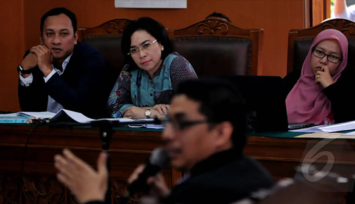 Kuasa hukum KPK memperhatikan keterangan yang disampaikan oleh Zainal Arifin Mochtar. Zainal sengaja dihadirkan menjadi saksi ahli oleh kuasa hukum KPK, Pengadilan Negeri Jakarta Selatan, Jumat (13/2/2015). (Liputan6.com/Johan Tallo)