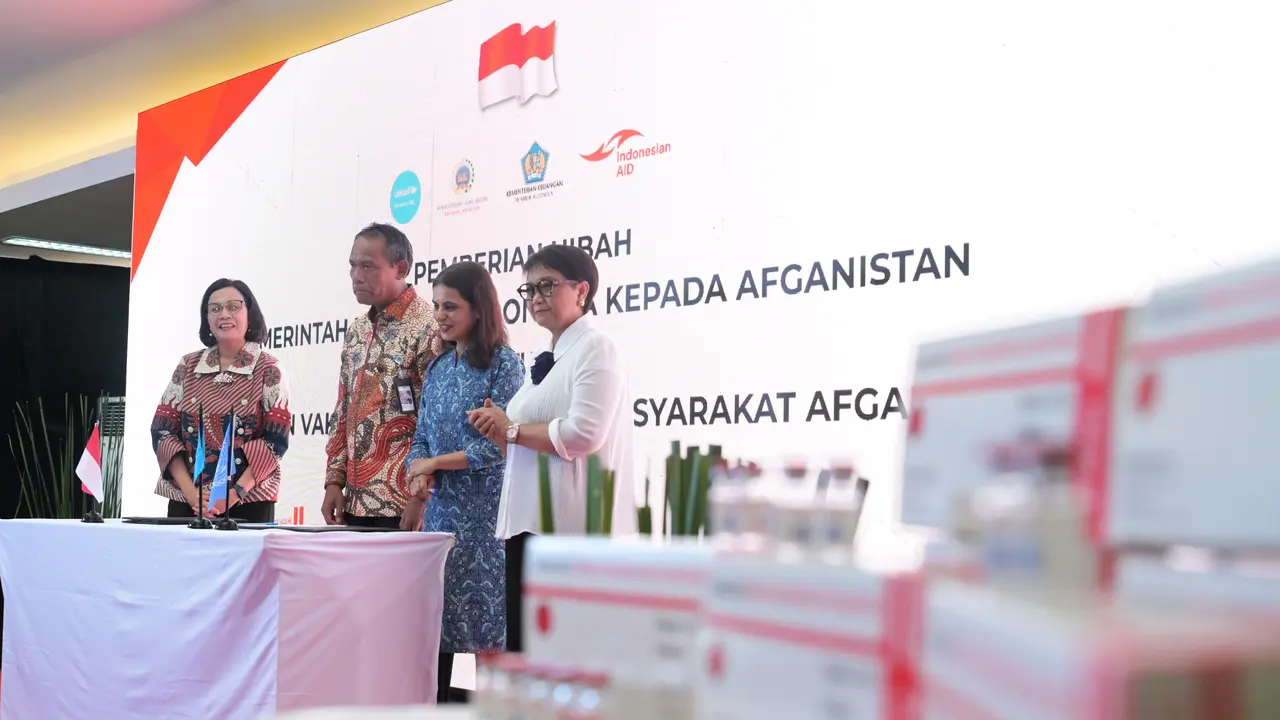 Pemberian hibah bantuan vaksin polio dari pemerintah Indonesia untuk masyarakat Afghanistan di Bandara Soekarno Hatta, Jakarta, Kamis (7/3/2024). (Dok. Kemlu RI)