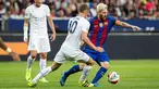 Penyerang Barcelona, Lionel Messi berusaha melewati gelandang Leicester City, Andy King di pertandingan International Champions Cup di Friends Arena, Stockholm, Swedia, (4/8). Barcelona menang atas Leicester dengan skor 4-2. (Reuters/Christine Olsson)