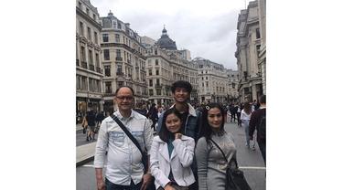 Nah ini dia Iis Dahlia dan keluarga yang sedang menikmati liburan di Inggris.