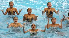Tim perenang Artistik Indonesia menampilkan gerakan pada babak final nomor free routine Asian Games 2018 di Aquatic Center, Gelora Bung Karno, Jakarta, Rabu (29/8). Indonesia menurunkan dua tim perenang artistik. (Liputan6.com/Fery Pradolo)