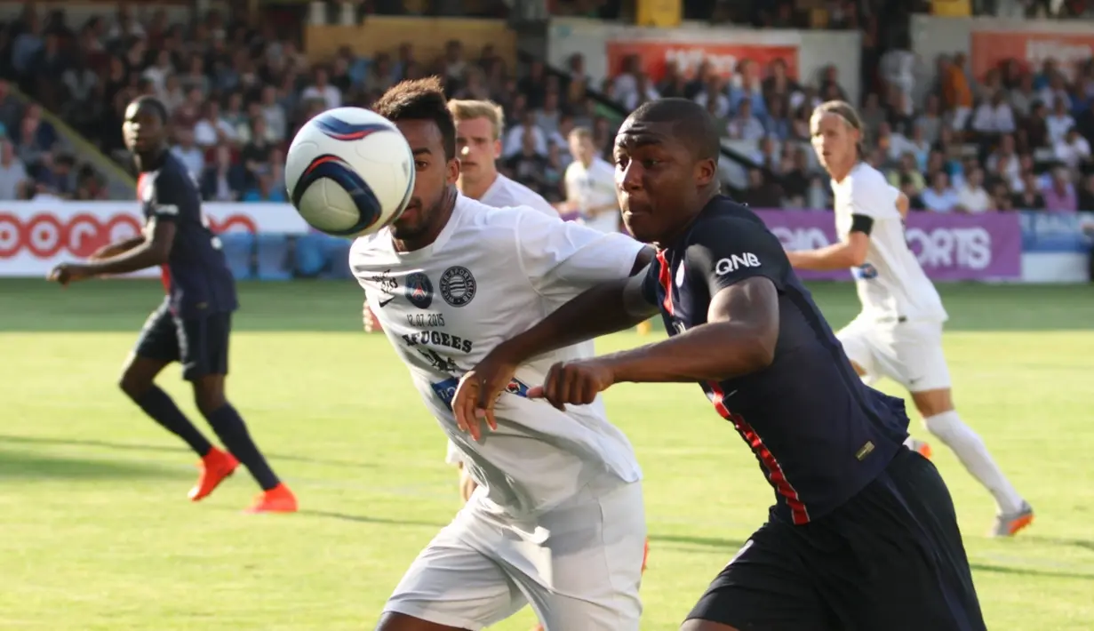Keita Mandjio (kanan) berebut bola dengan bek Wiener SK. (Bola.com/Reza Khomaini)