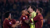 Para pemain AS Roma memberi selamat kepada kiper Wojciech Szczesny (dua dari kanan) yang sukses menahan penalti M'Baye Niang. AS Roma unggul 1-0 atas AC Milan, pada laga lanjutan Serie A 2016-2017, di Stadion Olimpico, Selasa (13/12/2016) dini hari WIB. (