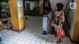 Warga beraktifitas di unit rumah di Rusun Bendungan Hilir 2, Jakarta, Senin (4/5/2020). Kebijakan itu diambil karena banyaknya penghuni rusun yang tidak mampu membayar sewa akibat wabah yang disebabkan virus corona. (Liputan6.com/Faizal Fanani)