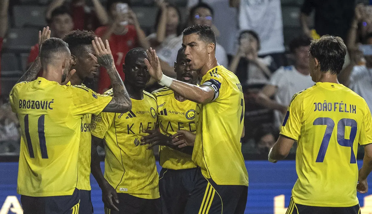 Pemain Al-Nassr, Cristiano Ronaldo (kedua kanan) merayakan gol yang dicetak oleh Sadio Mane dalam laga semfinal Saudi Super Cup 2025 melawan Al-Ittihad di Hong Kong Stadium, Hong Kong, Selasa (19/08/2025) waktu setempat. (AP Photo/Chan Long Hei)