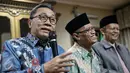 Ketua PAN, Zulkifli Hasan (kiri) memberikan keterangan pers saat melakukan kunjungan ke PP Muhammadiyah, Jakarta, Senin (15/2/2016). Zulkifli mengatakan PAN tidak memusuhi kelompok-kelompok ini namun menolak penyebaran LGBT. (Liputan6.com/Faizal Fanani)