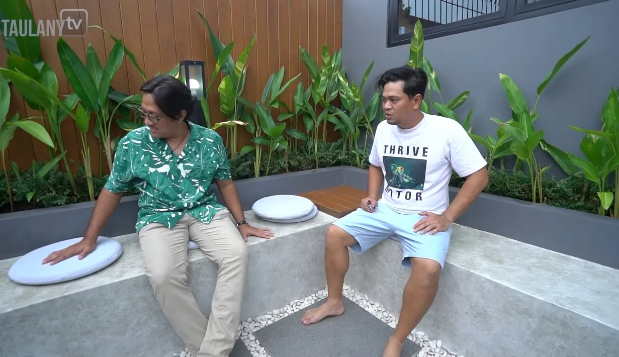Tak ketinggalan space untuk bersantai menikmati sore di teras belakang. Andre sangat terkesan dengan rumah elegan sang presenter yang kini juga dikenal sebagai komedian. (YouTube Taulany TV)