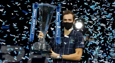 Petenis Rusia Daniil Medvedev memegang trofi juara ATP World Finals di O2 Arena, London, Inggris, Minggu (22/11/2020). Daniil Medvedev menjuarai ATP World Finals usai mengalahkan petenis Austria Dominic Thiem pada babak final. (AP Photo/Frank Augstein)