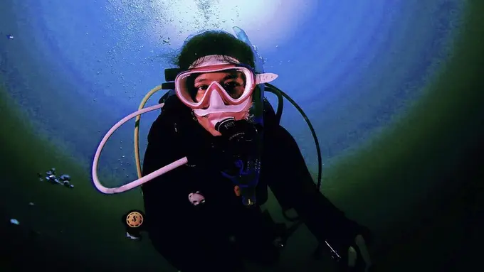 Turut Bersihkan Sampah, Ini 7 Potret Prilly Latuconsina Diving di Pulau Sangiang