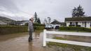 Corky Beall menyurvei banjir di College Road di Watsonville, California, Jumat, 10 Maret 2023. Di Santa Cruz County, sebuah sungai yang meluap karena hujan menghancurkan sebagian Jalan Utama di Soquel, sebuah kota berpenduduk 10.000 orang, mengisolasi beberapa lingkungan. (AP Photo/Nic Coury)