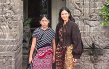 7 Potret Kekompakan Dian Sastrowardoyo dan Sang Putri Hadiri Acara Fashion Show, Kompak Tampil Stylish dengan Kain Tradisional