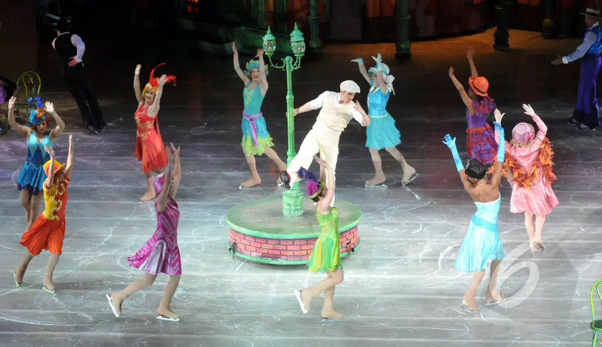 Penampilan Disney On Ice bertajuk Dare to Dream! di Istora Senayan, Jakarta, Jumat (10/4/2015). Acara ini digelar untuk merayakan 75 tahun cerita mengenai Disney Princess (Liputan6.com/Panji Diksana)