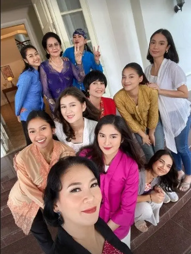 artis wanita sinetron Buku Harian Seorang Istri SCTV tampil menawan memakai kebaya