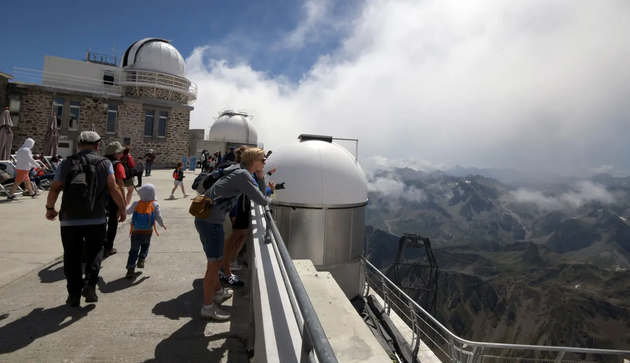 Turis mengunjungi puncak Pic du Midi Bigorre dan observatorium astronomi di La Mongie, Prancis pada 15 Juli 2019. Observatorium tertinggi se-Eropa di Pic du Midi de Bigorre terletak pada ketinggian 2877 mdpl. (Photo by PASCAL PAVANI / AFP)