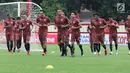 Pemain Persija berlari mengelilingi lapangan saat latihan resmi jelang laga lanjutanGo-Jek Liga 1 Indonesia 2018 bersama Bukalapak di Lapangan PTIK, Jakarta, Jumat (29/6). Persija akan menjamu Persib pada Sabtu (30/6). (Liputan6.com/Helmi Fithriansyah)