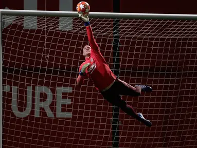 Kiper Barcelona, Marc-Andre ter Stegen menepis bola selama latihan di Sports Center FC Barcelona Joan Gamper, Spanyol (12/3). Barcelona akan melawan wakil Prancis, Lyon pada leg kedua babak 16 besar Liga Champions di Camp Nou. (AP Photo/Manu Fernandez)