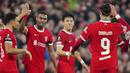 Pemain Liverpool, Wataru Endo (tengah) melakukan selebrasi bersama rekannya setelah mencetak gol kedua timnya ke gawang Toulouse pada laga Grup E Liga Europa 2023/2024 di Anfield, Liverpool, Ingggris, Jumat (27/10/2023). Itu merupakan gol pertama Endo sejak berseragam Liverpool. (AP Photo/Jon Super)