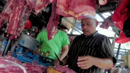 Menurut pantauan Liputan6.com pada Rabu (25/6/2014) harga daging sapi di Pasar Senen masih normal dan belum mengalami kenaikan, Pasar Senen, Jakarta, Rabu (25/6/2014) (Liputan6.com/Faizal Fanani)