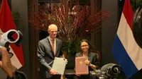 Menlu Retno Marsudi menandatangani dua MoU dengan Menlu Belanda Stephanus Abraham. (Liputan6.com/ Benedikta Miranti T.V)
