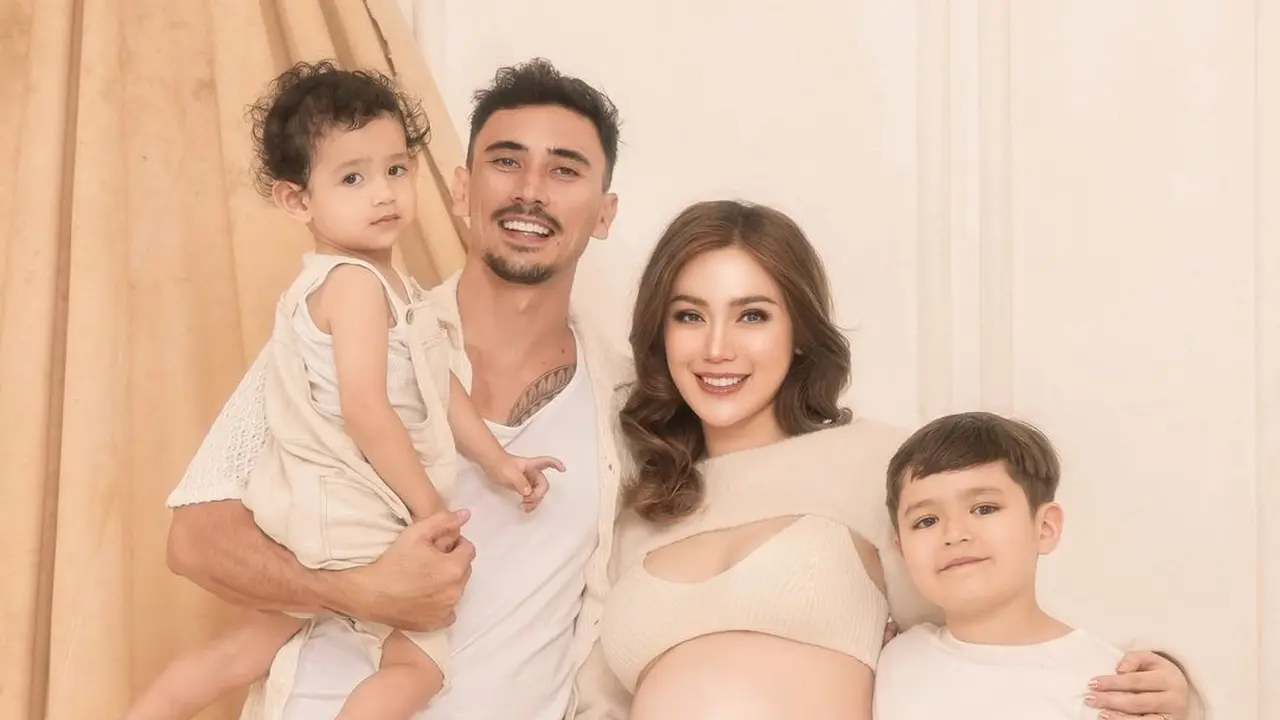 6 Gaya Jessica Iskandar Lakoni Pemotretan Maternity Bareng Keluarga Kecilnya, Kompak Serba Cream