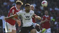 Striker Fulham, Aleksandar Mitrovic (depan) ditempel dua pemain Manchester United, Victor Lindelof (kiri) dan Christian Eriksen pada laga pekan terakhir Liga Inggris 2022/2023 di Old Trafford Stadium, Manchester (28/5/2023). (AP Photo/Rui Vieira)