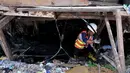 Dalam razianya petugas menemukan pemakaian air secara ilegal dengan melalui pipa-pipa di dekat Waduk Pluit, Muara Baru, Pluit, Jakarta Utara, Kamis (22/5/2014) (Liputan6.com/Johan Tallo).