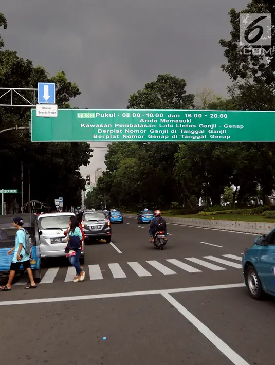 Plang rambu pemberitahuan uji coba ganjil genap terpampang di Jalan Merdeka Timur, Jakarta, (22/4). Uji coba penambahan waktu pembatasan kendaraan ganjil-genap di ruas Sudirman-Thamrin dimulai diuji coba pada Senin (23/4) besok. (Liputan6.com/Johan Tallo)