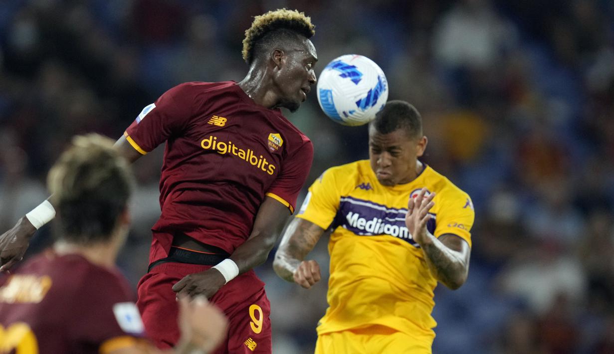 Tammy Abraham. Striker berusia 23 tahun ini ditebus AS Roma dari Chelsea senilai 40 juta euro. Ia selalu diturunkan pelatih Jose Mourinho di dua laga awal Liga Italia musim ini dan telah mencetak 1 gol pada pekan kedua saat menang 4-0 atas tuan rumah Salernitana. (Foto: AP/Gregorio Borgia)