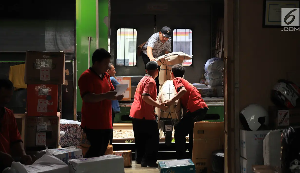 Pekerja mengangkat sepeda motor ke dalam truk yang akan dikirim di Stasiun Pasar Senen, Jakarta, Selasa (5/6). Jasa pengiriman motor ke daerah meningkat dua kali lipat jelang arus mudik dan Hari Raya Idulfitri 2018. (Liputan6.com/Arya Manggala)