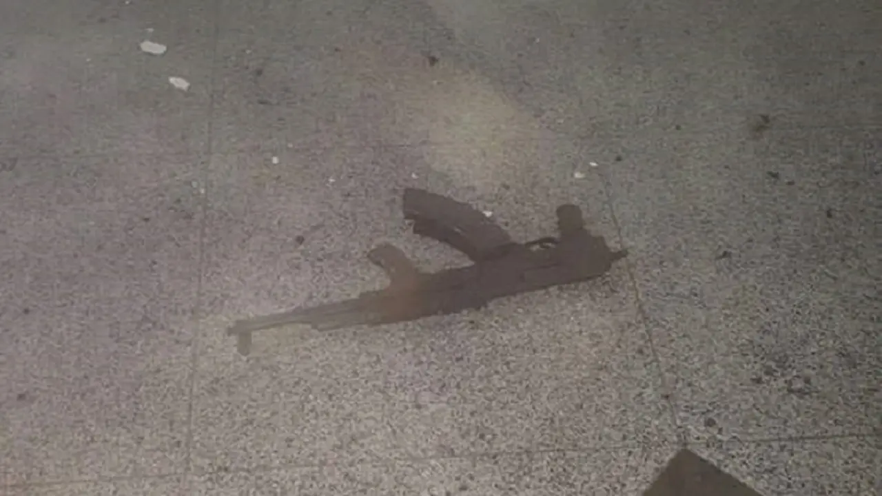 Sebuah senjata Kalashnikov tergeletak di lokasi ledakan bom bunuh diri di Bandara Ataturk 