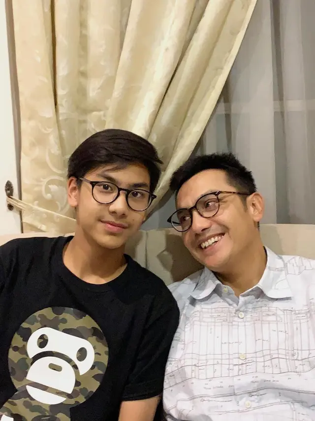 Bak Kakak Adik, Ini 7 Gaya Kompak Gunawan Sudrajat dan Putra Sulungnya