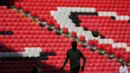 Siluet pemain Tottenham Hotspur, Mathys Tel saat melakukan latihan menjelang laga final Liga Europa 2024/2025 melawan Manchester United di Stadion San Mames, Bilbao, Spanyol, Selasa (20/05/2025) waktu setempat. (AP Photo/Manu Fernandez)