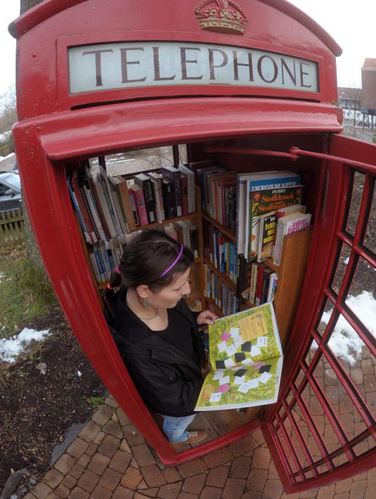 Perpustakaan Kotak telepon ini terdapat di Westbury-sub-Mendip di Somerset, Inggris Barat. Dalam waktu singkat perpustakaan kecil ini sudah dipenuhi buku dan siapa pun bisa menggunakannya secara gratis selama 24 jam. (en.wikipedia.org) 